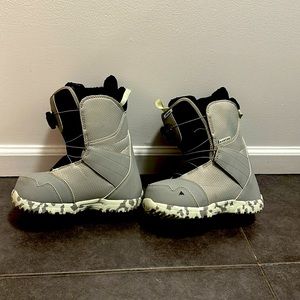 Burton kids snowboard boots grom